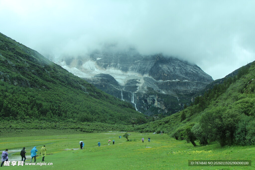 山间绿野中的徒步人群
