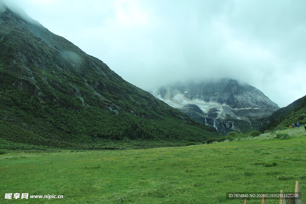 山间绿野 云雾缭绕之景