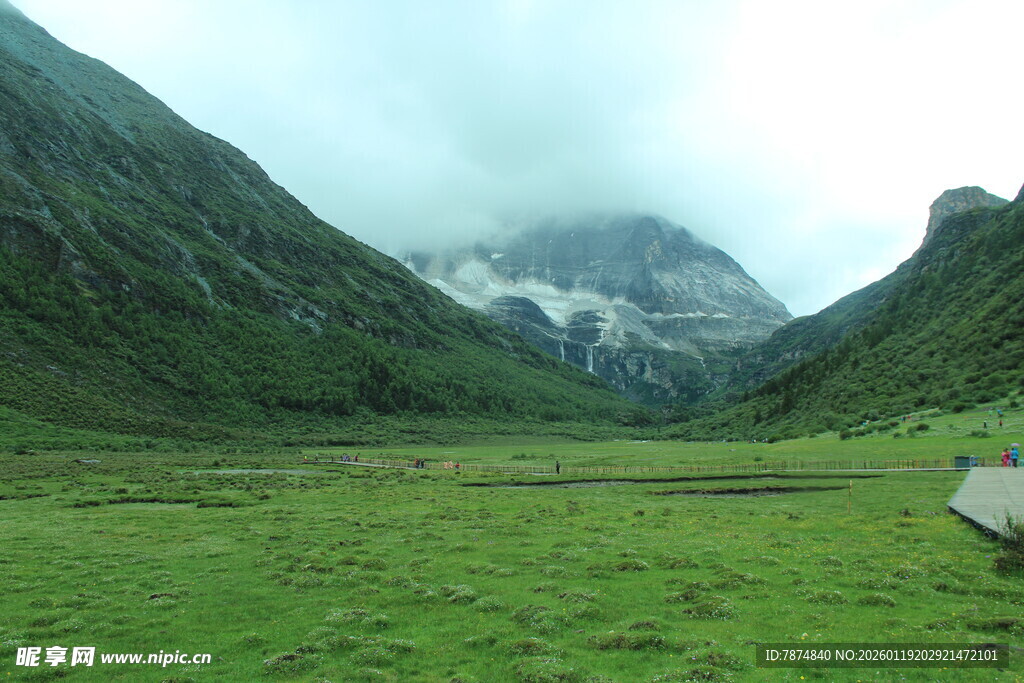 山间绿野 云雾缭绕的美景