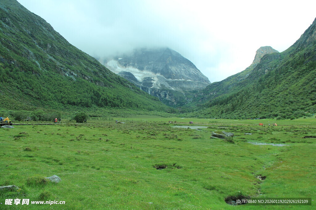 山间绿野 云雾缭绕的美景