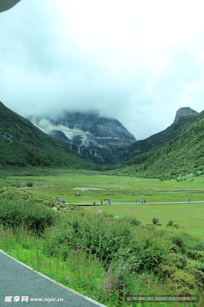 山间公路旁的绿野与山峦
