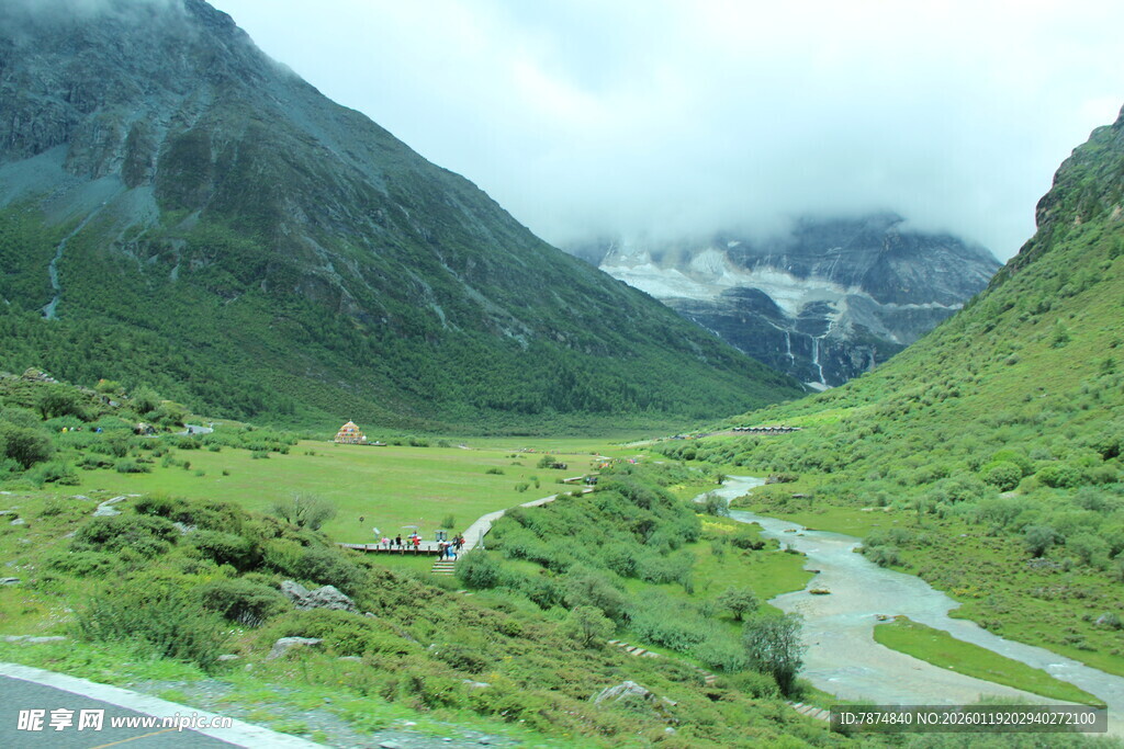 山间绿野溪流美景