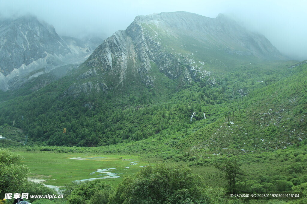 山间绿野 云雾缭绕美景