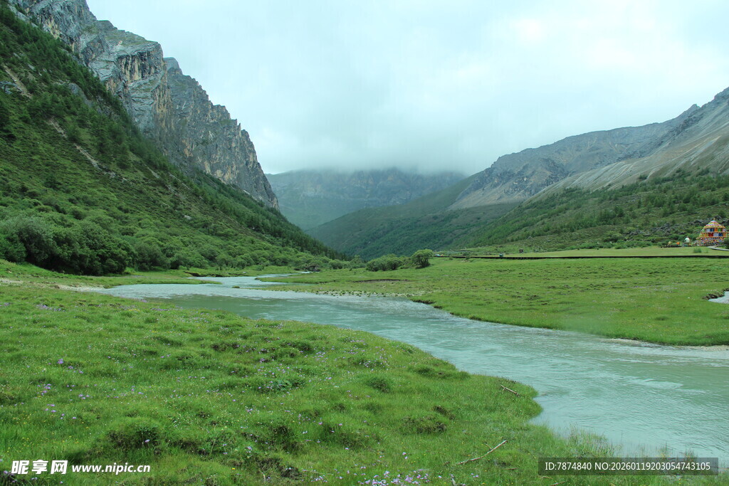 山间河畔的秀丽自然风光