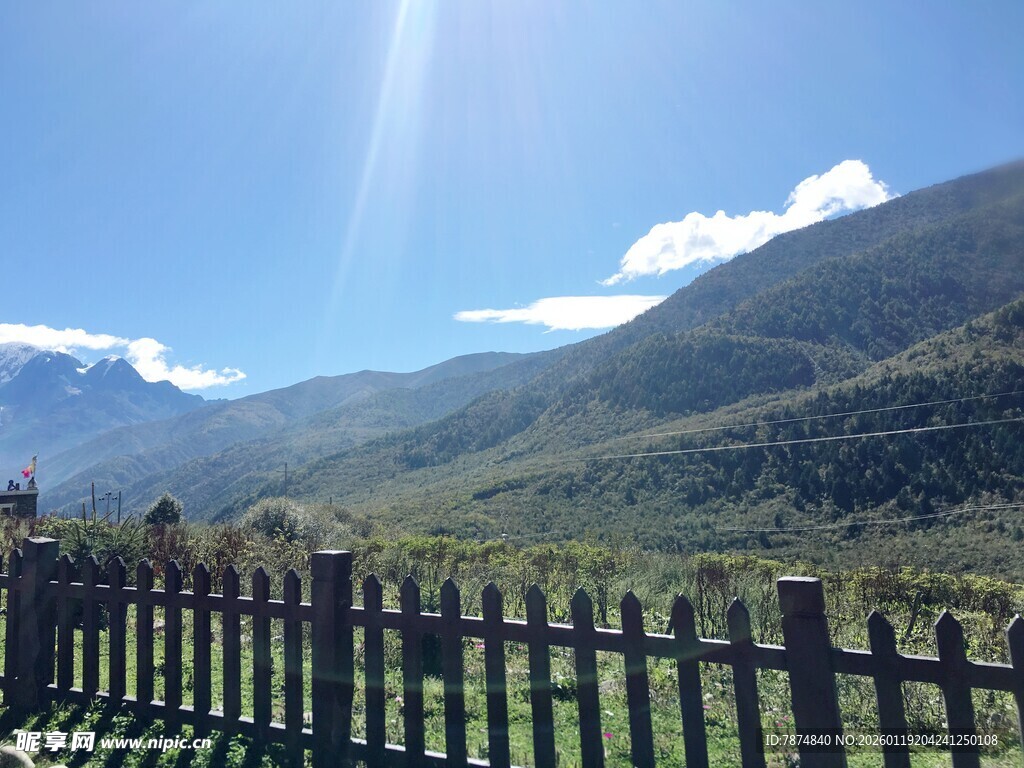 山间木栅栏处的明媚风光