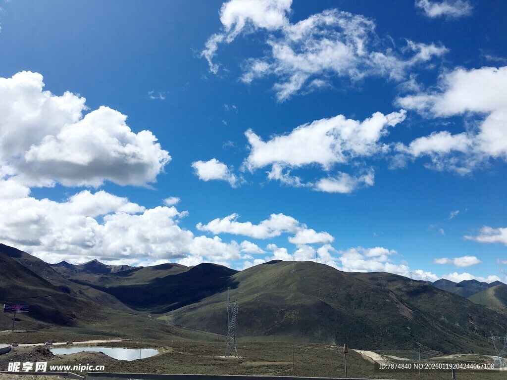 蓝天白云下的壮美山峦