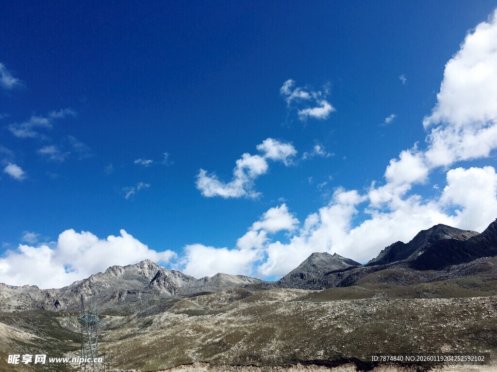 蓝天白云下的壮丽山脉