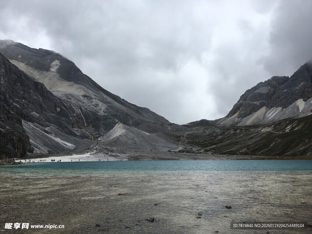 高山湖泊壮丽自然景观