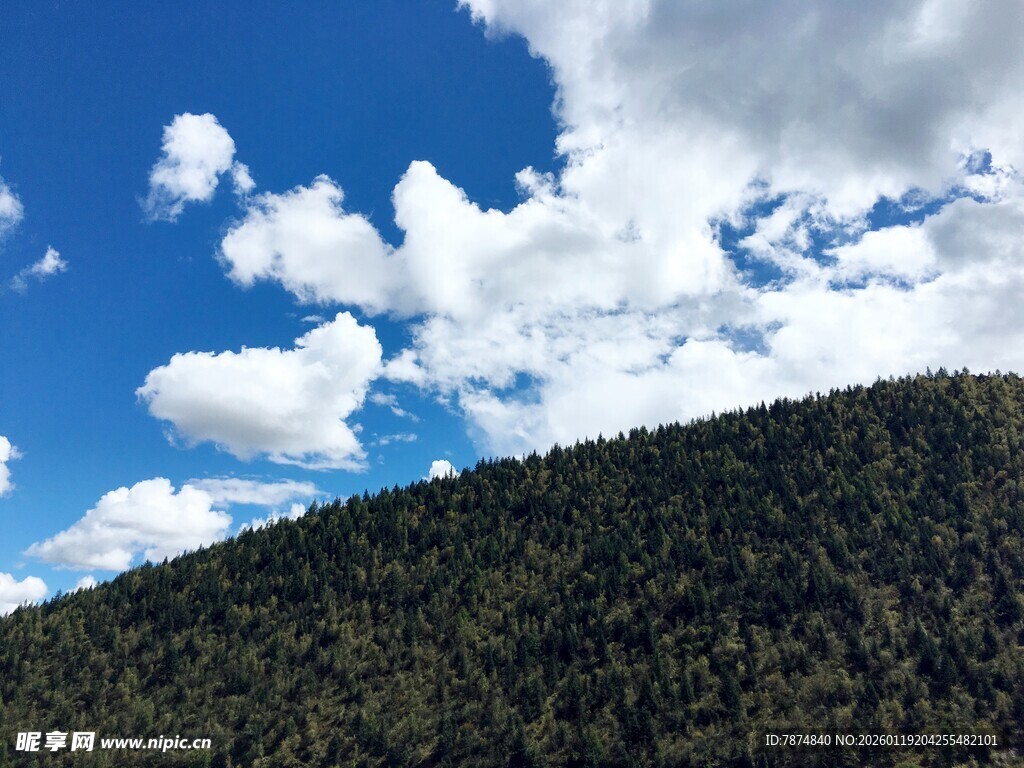 蓝天白云下的葱郁山峦
