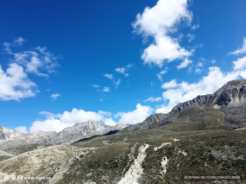 蓝天白云下的山间小路