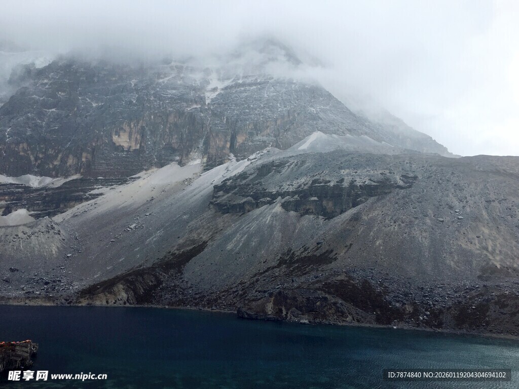 云雾缭绕的高山湖泊