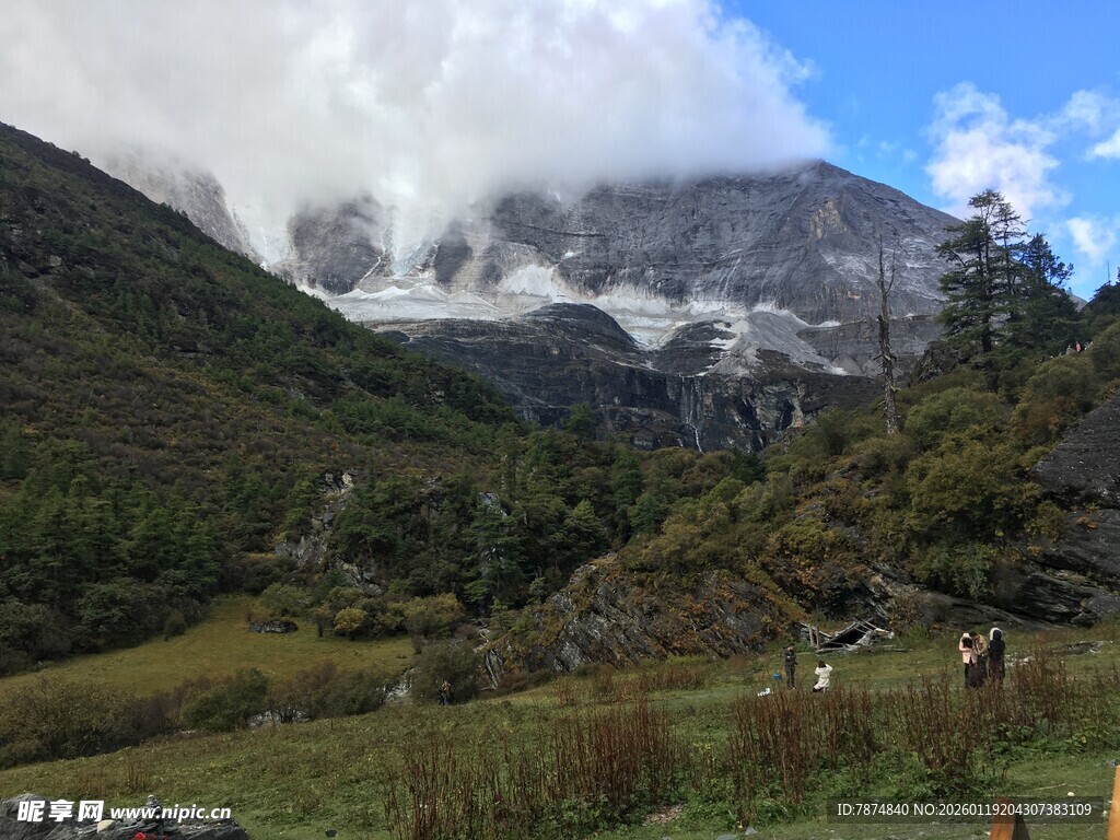 山间云雾缭绕的壮美景色