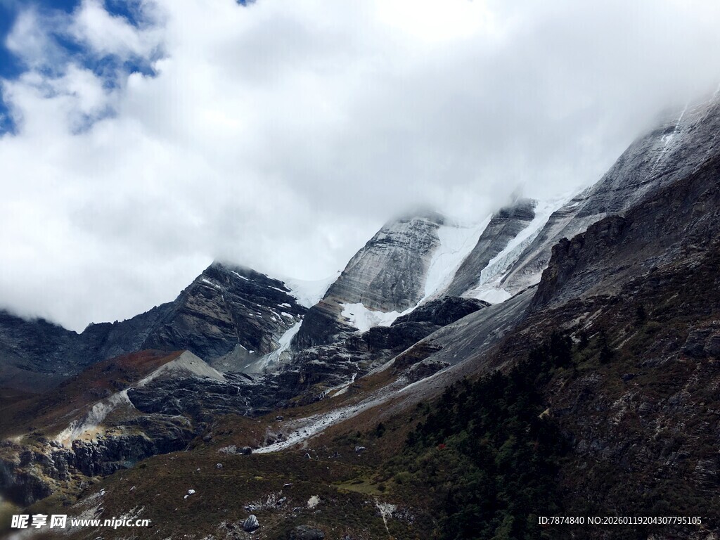 巍峨雪山壮丽自然景观