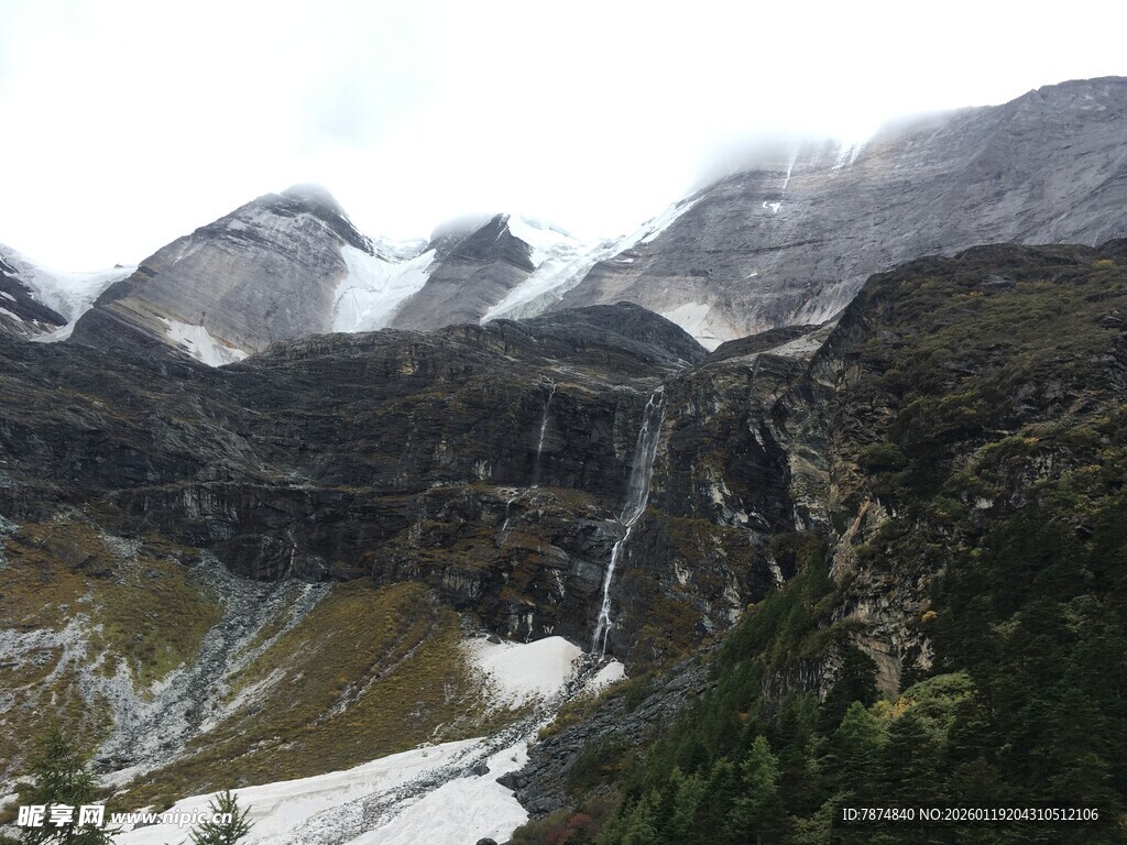 山间瀑布与云雾缭绕美景