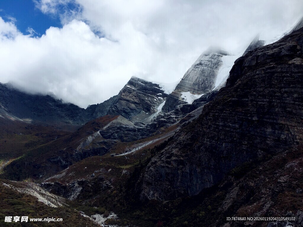 壮丽雪山山谷景观