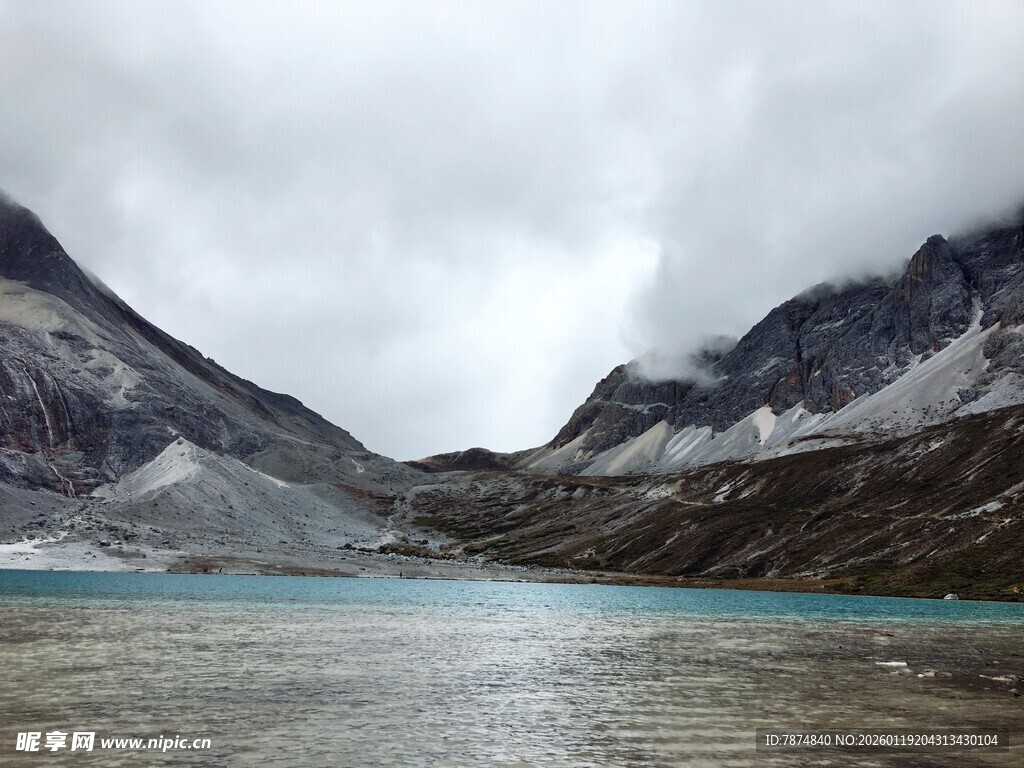 高山下的幽蓝湖泊