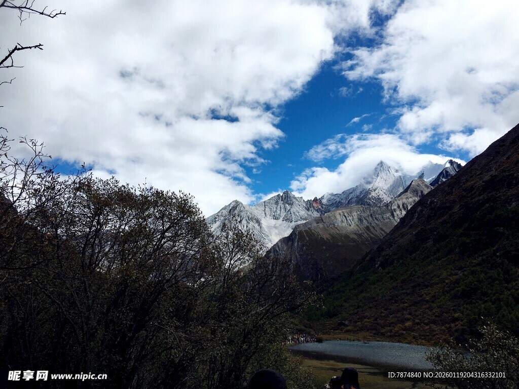 山间公路旁的壮丽雪山景色