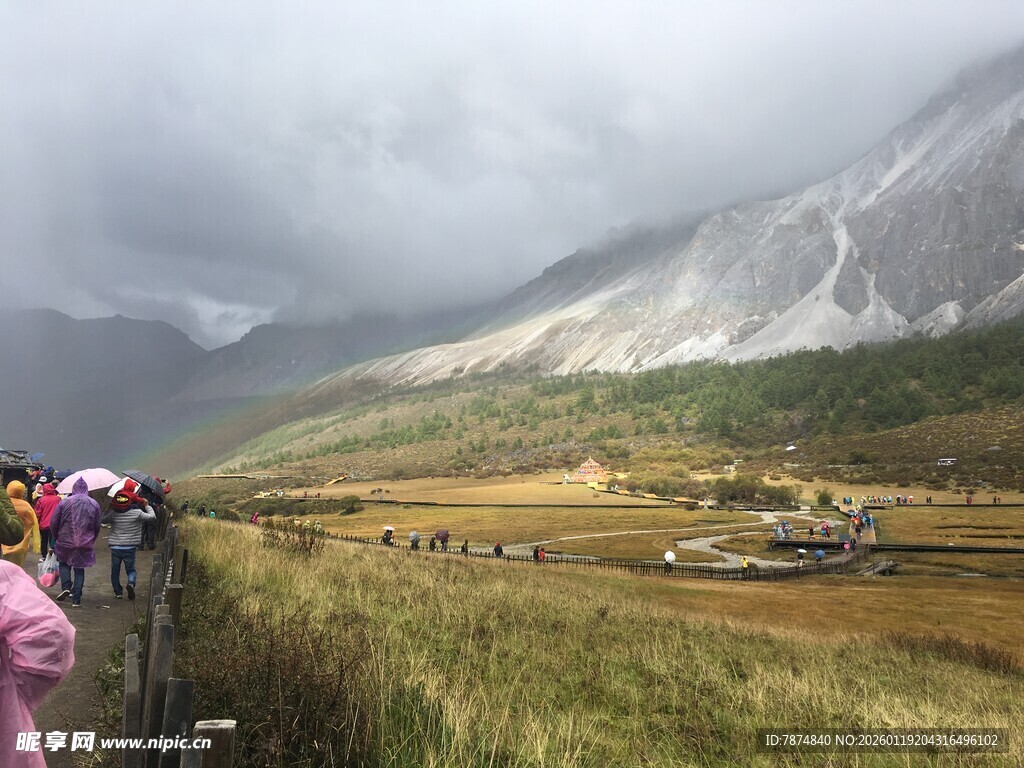 山间观景人群与壮丽风光