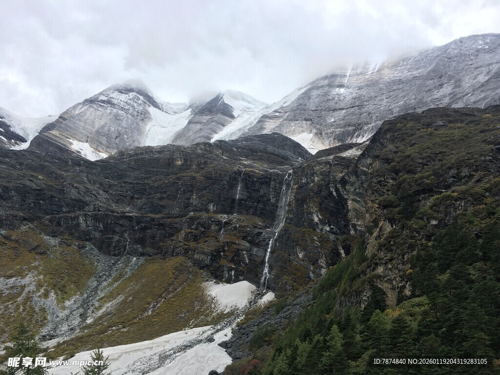 云雾缭绕的壮美雪山景观