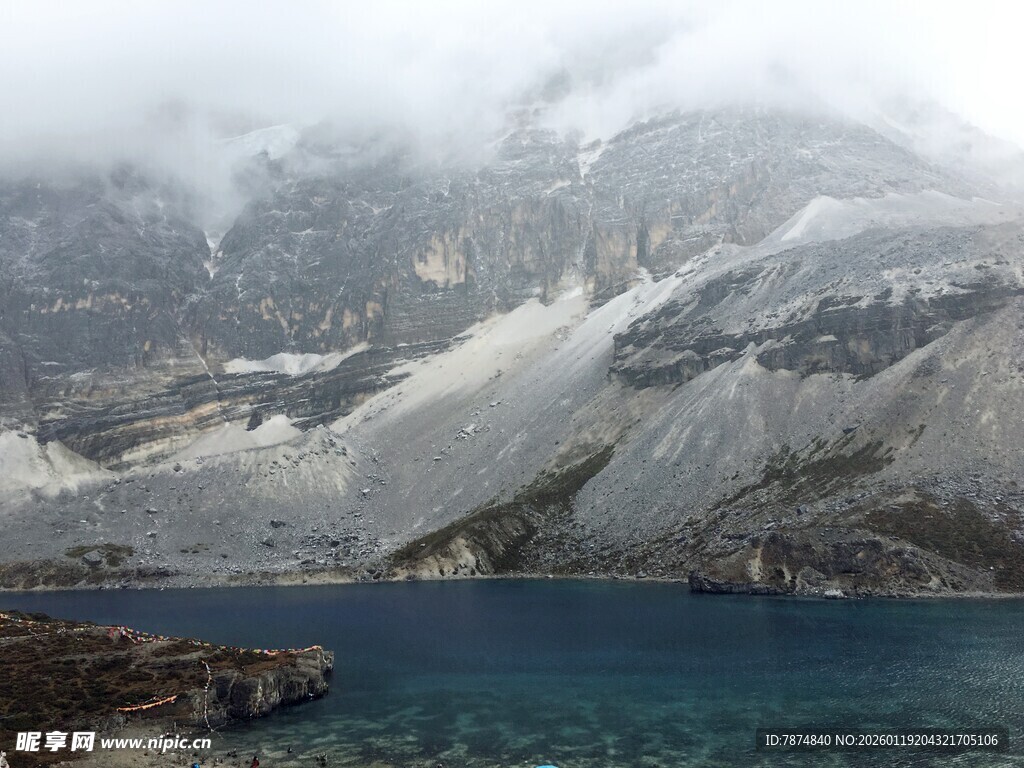 云雾缭绕的高山湖泊