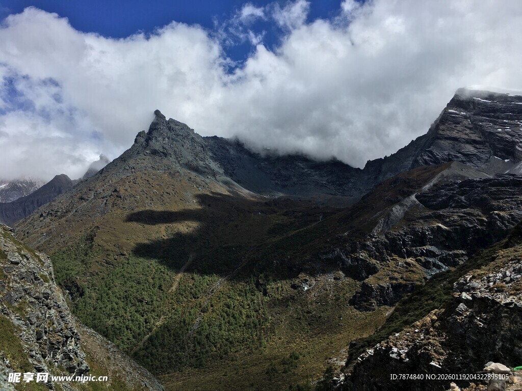 壮丽山景云雾缭绕