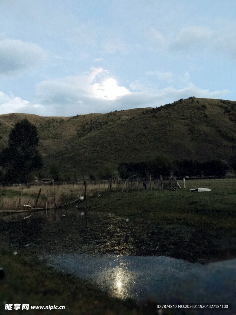 山间静谧小湖风景