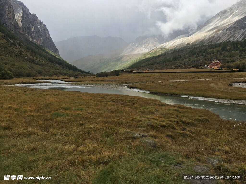 山间草原河流自然美景