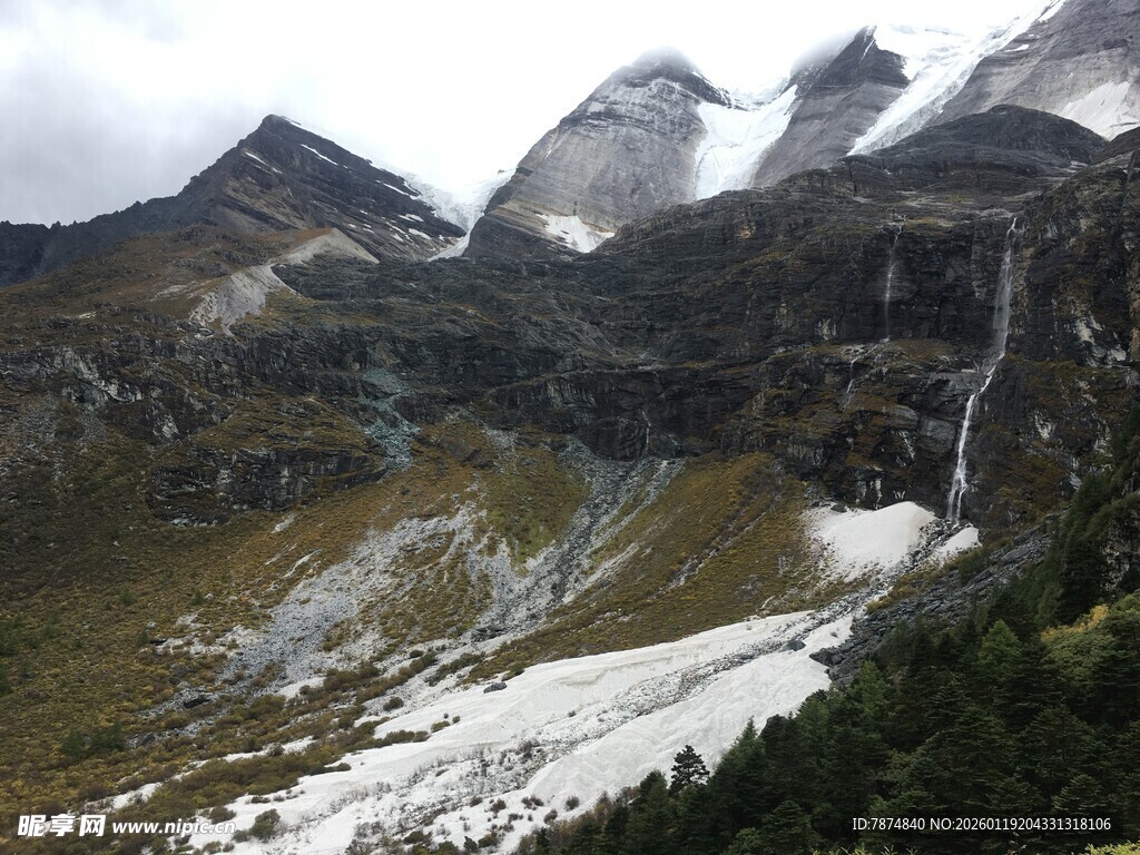 高山雪景中的壮丽自然景观
