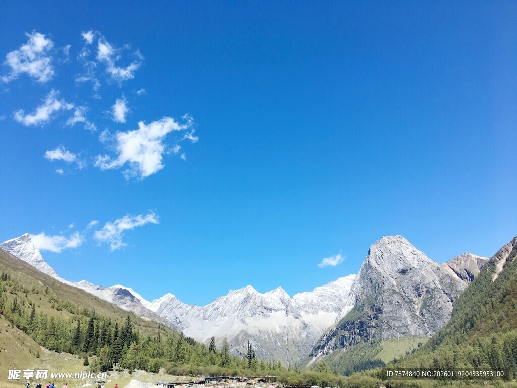 壮丽高山蓝天美景