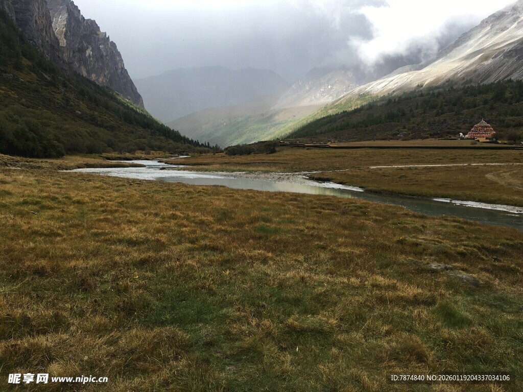 山间草地中的宁静小湖
