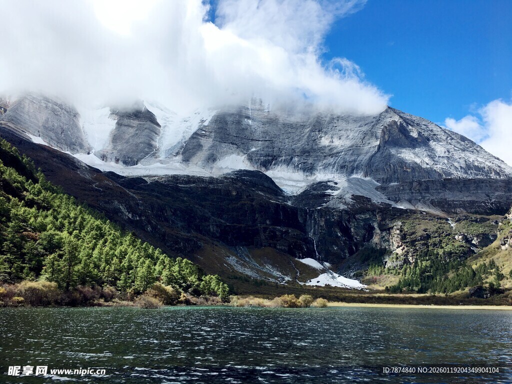 高山湖泊壮丽自然景观