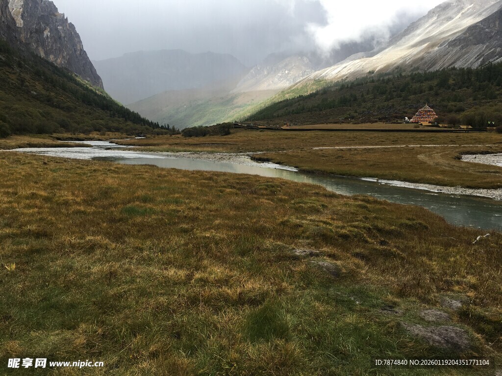 山间草地与蜿蜒溪流景色