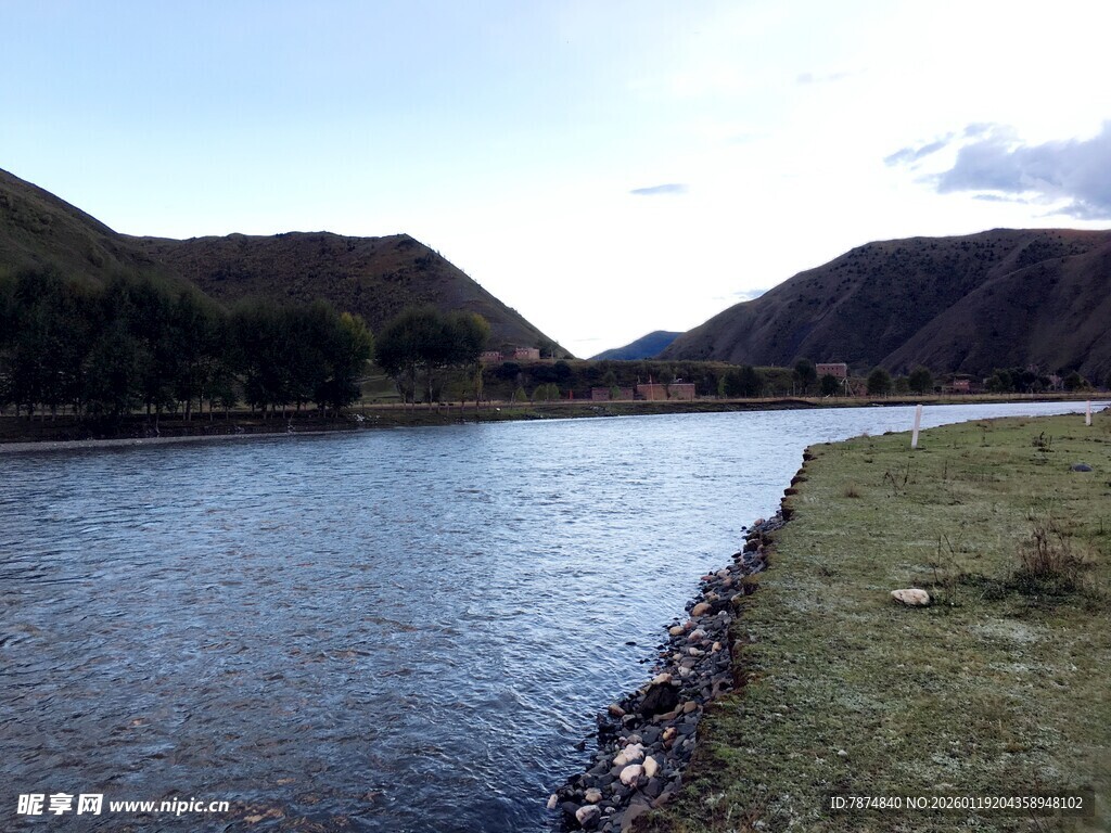 宁静河畔自然风光