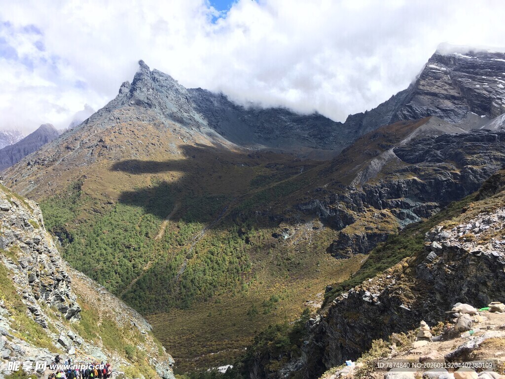 壮丽山峦间的云雾美景