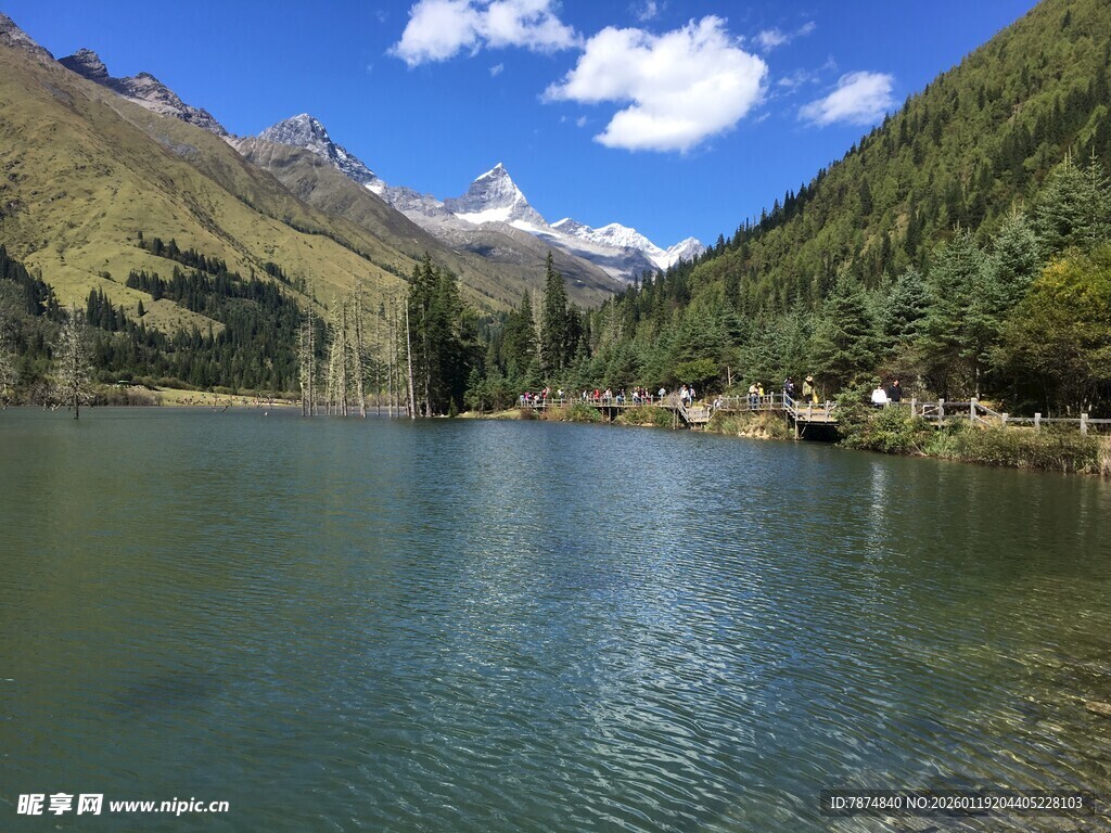 山间静谧湖泊美景
