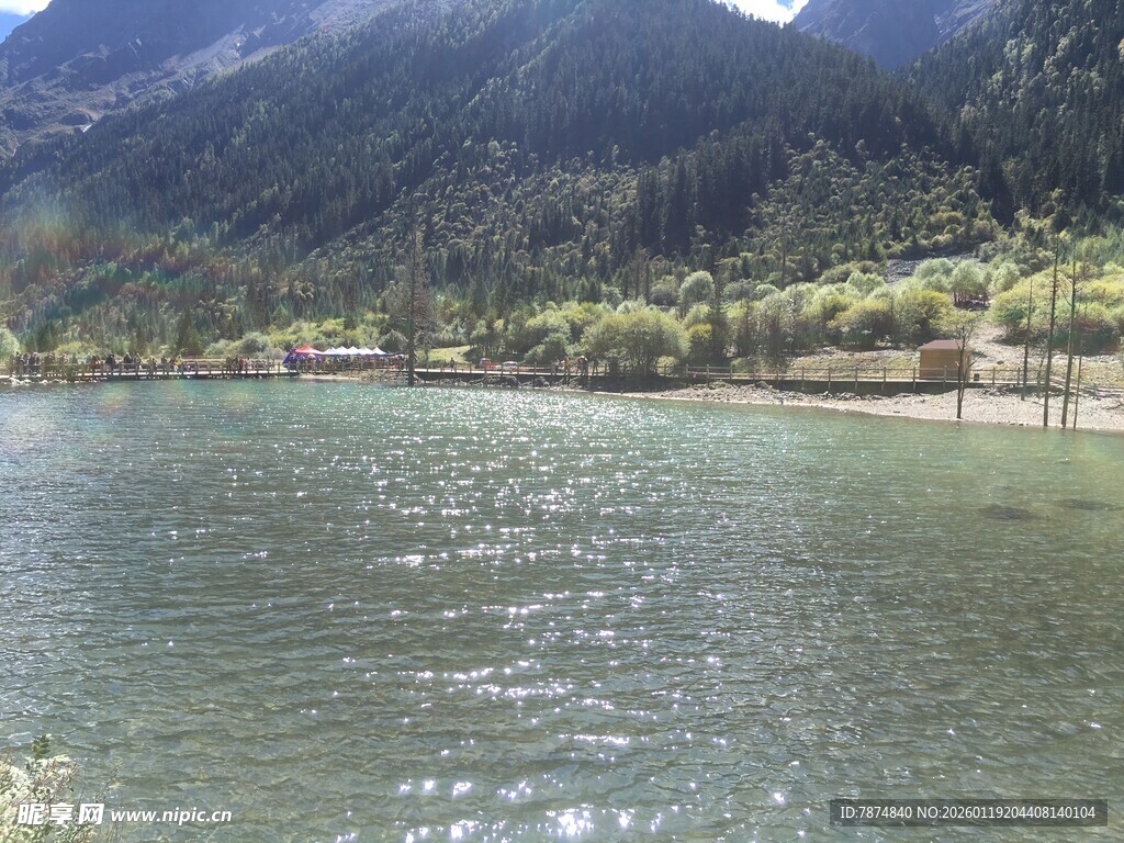 宁静山水间的清澈湖泊