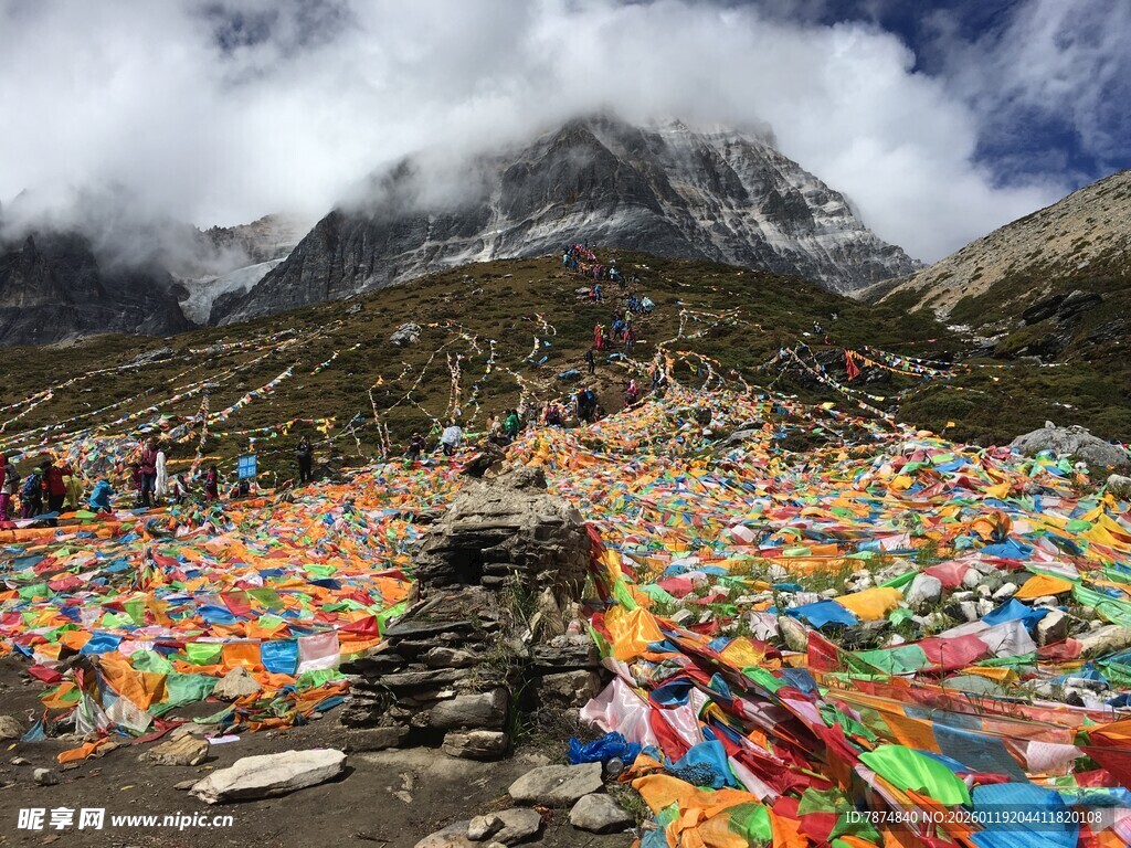 山间五彩经幡装点壮丽风景