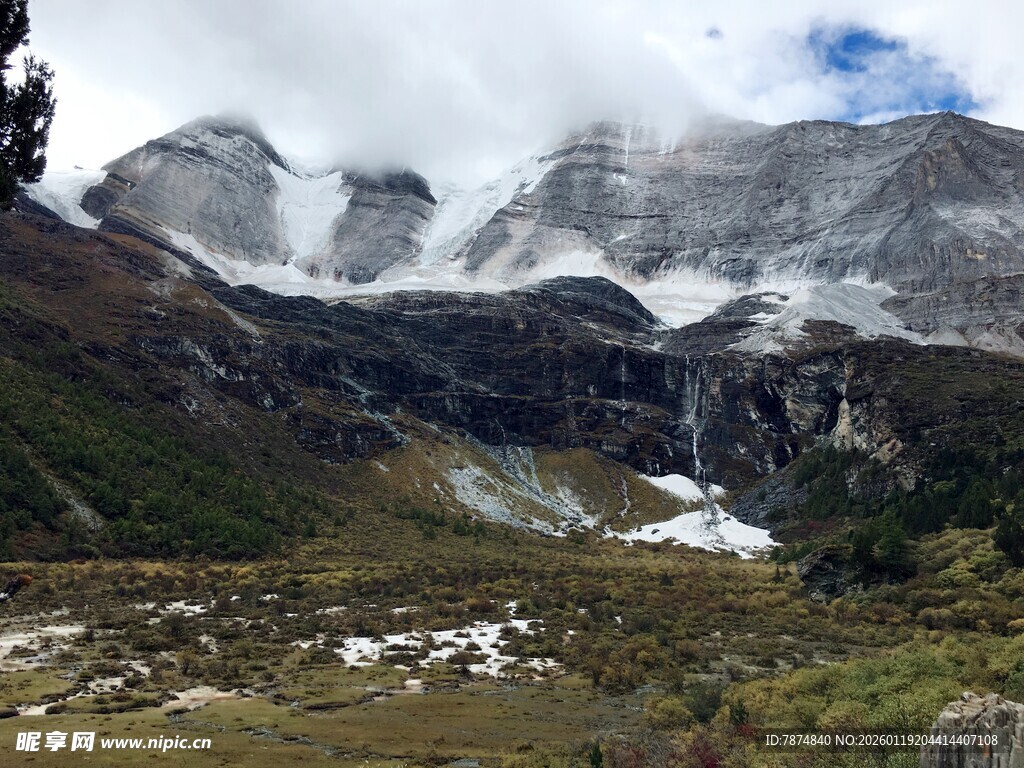 雪山云雾下的壮美自然景观