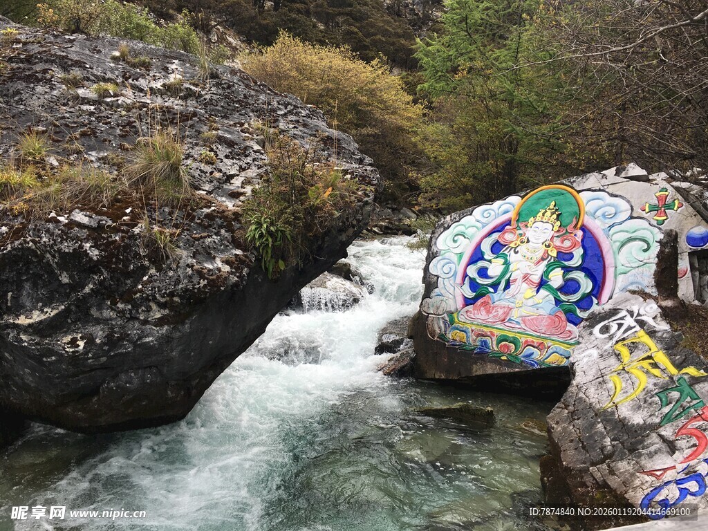 山间溪流旁的彩色玛尼石