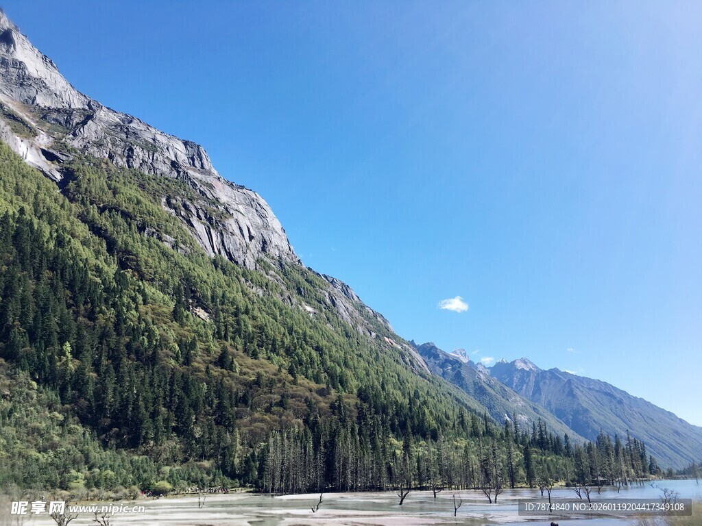 壮丽山景与湖畔风光