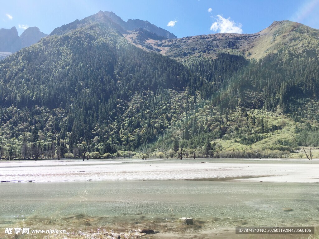 山间清澈水域与葱郁山脉