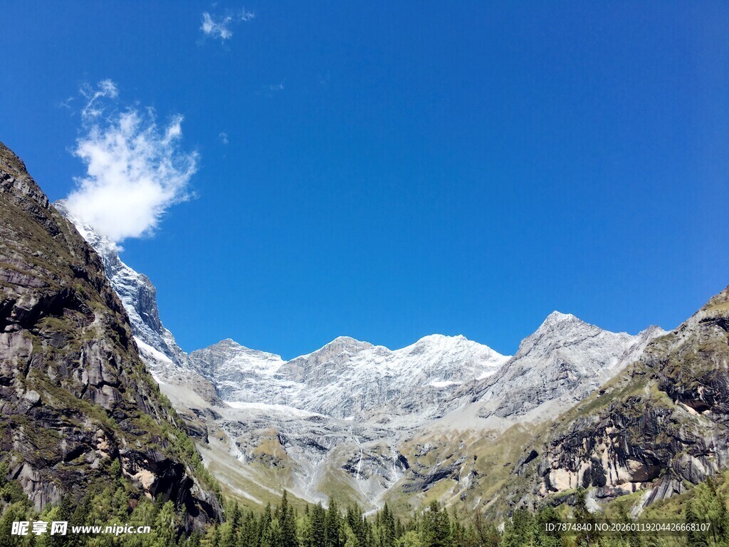 壮丽雪山山谷美景