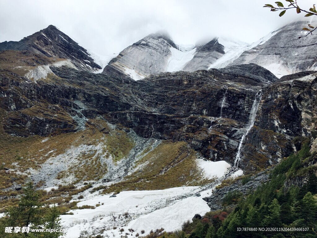 壮丽山景 云雾缭绕的雪峰