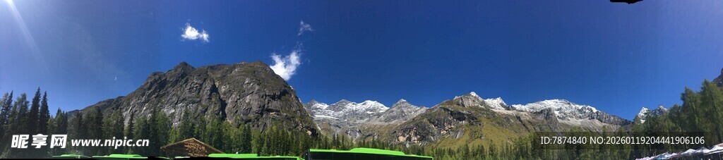 壮丽山景与蓝天飞鸟