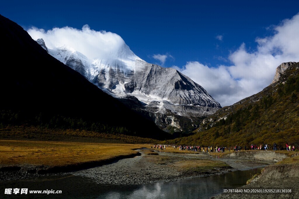 雪山下的宁静河谷