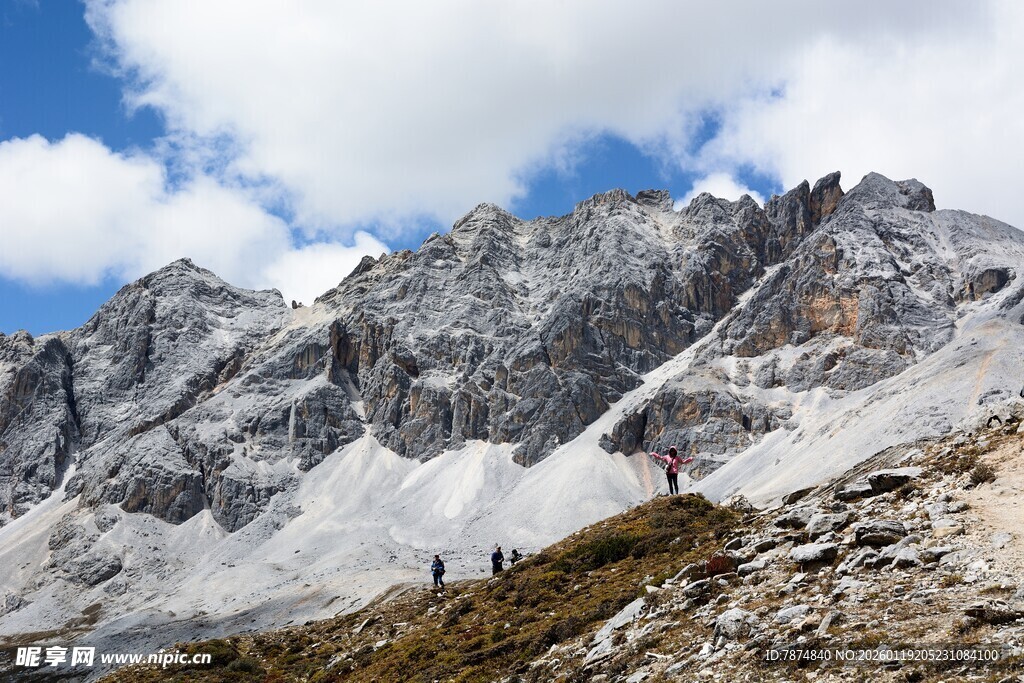 巍峨雪山下的徒步者