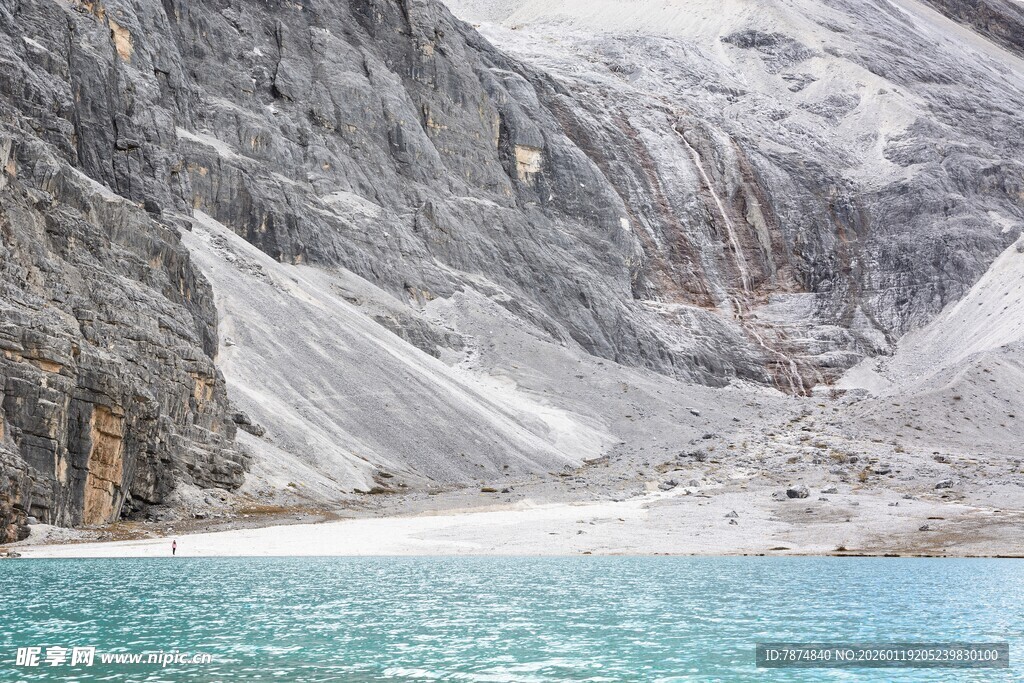 雪山下的幽蓝澄澈湖水