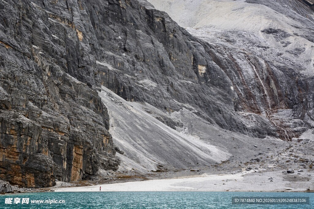 雪山下的碧蓝湖水