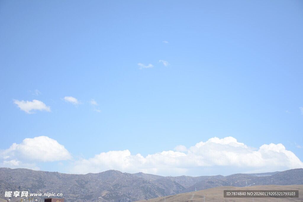 蓝天远山白云自然美景