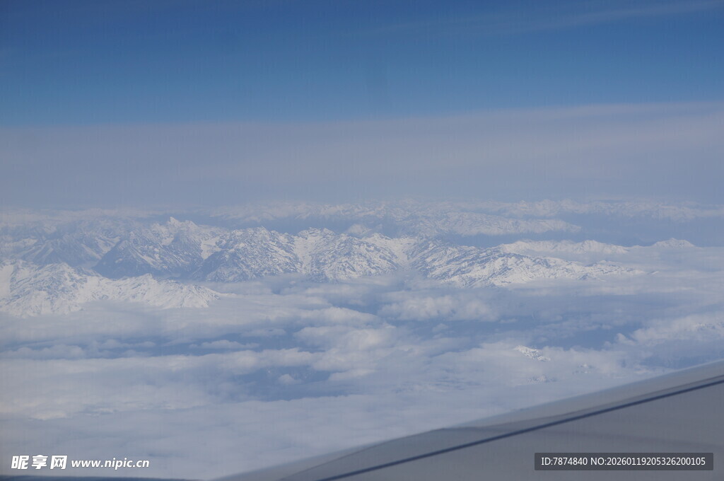 机窗外的云海与山脉景观